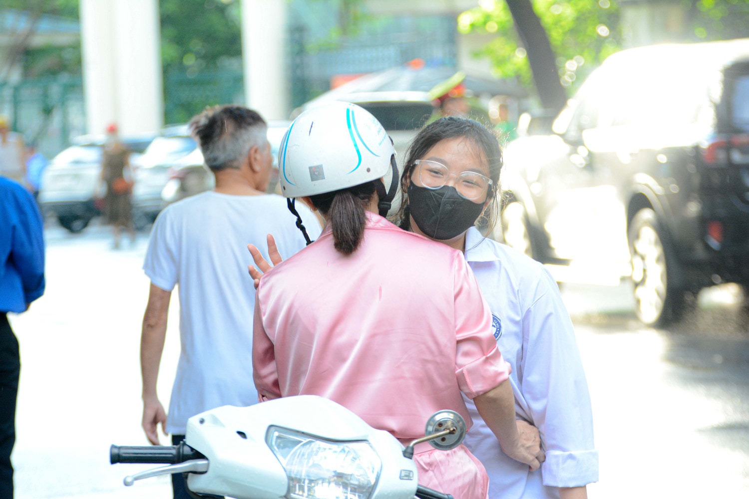 Những cái ôm xua tan lo lắng của phụ huynh dành cho sĩ tử -5