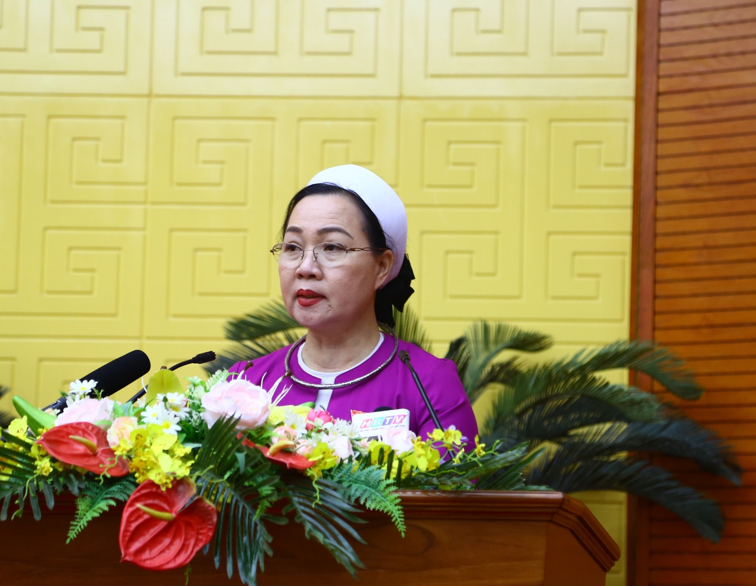 Phó Chủ tịch Thường trực HĐND tỉnh Hòa Bình Nguyễn Thị Cẩm Phương phát biểu. Ảnh T. Tâm Khai mạc Kỳ họp thứ 19, HĐND tỉnh Hòa Bình Khóa XVII -0