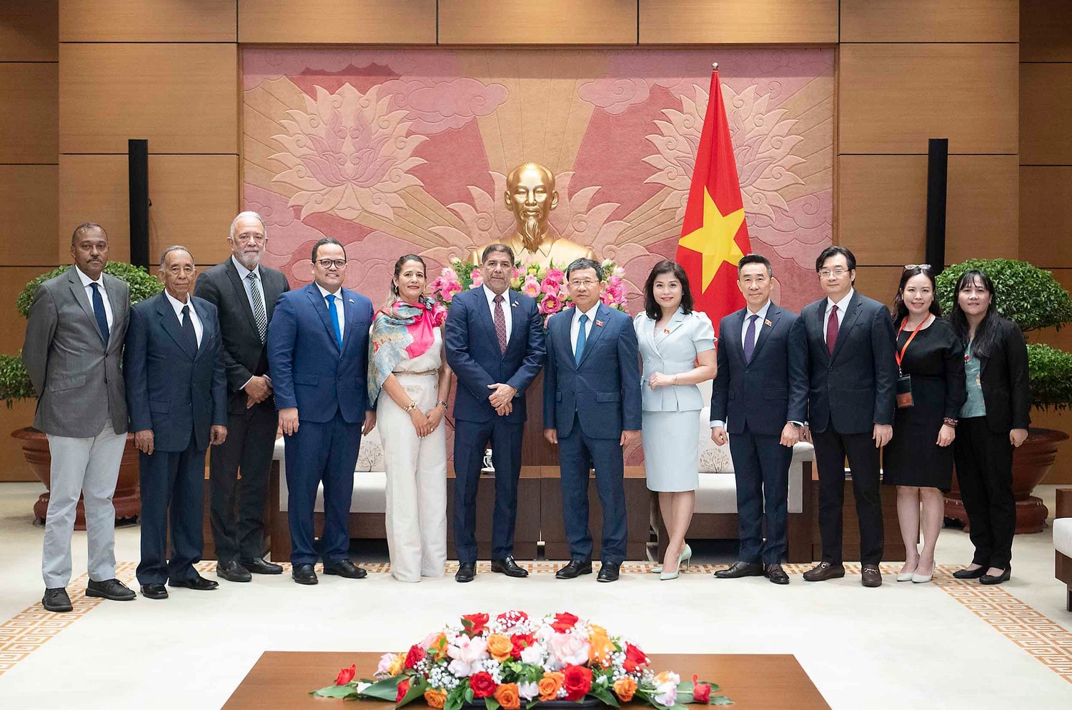 Các đại biểu chụp ảnh lưu niệm