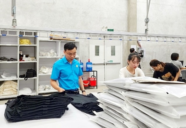 Cán bộ công đoàn khảo sát tình hình lao động, sản xuất của đoàn viên, người lao động Ảnh: Minh Châu