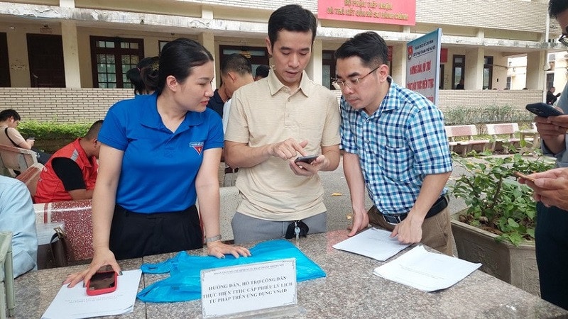 Đoàn viên thanh niên Sở Tư pháp TP. Hà Nội hướng dẫn công dân thực hiện cấp Phiếu lý lịch tư pháp trên VNeID. Ảnh: Bộ Tư pháp