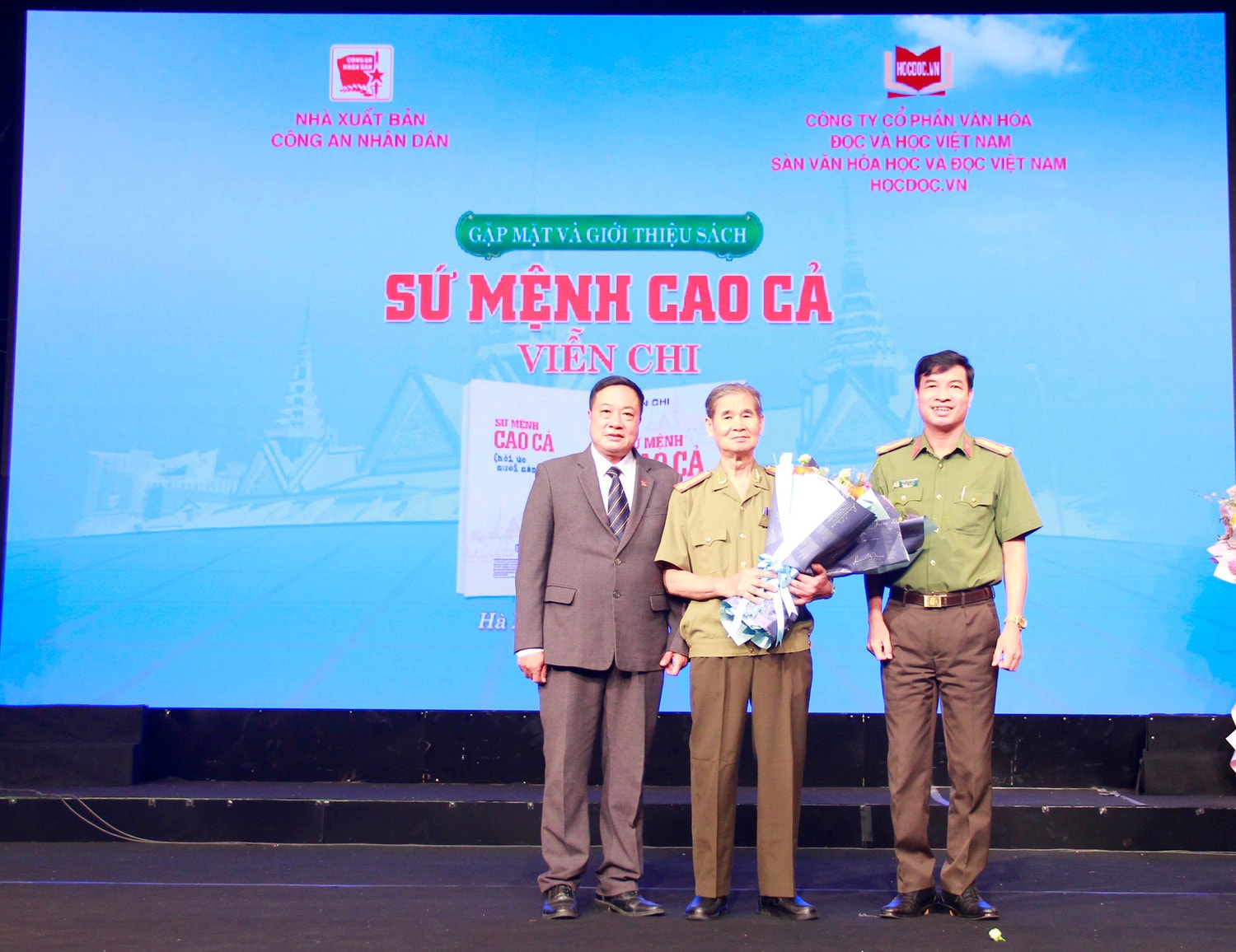 Đại diện Nhà xuất bản Công an Nhân dân và Công ty Cổ phần Văn hóa đọc và học Việt Nam trao lẵng hoa chúc mừng dành cho Đại tá Trần Nguyên Minh (con trai của cố Thứ trưởng Viễn Chi) Buổi gặp mặt và giới thiệu cuốn sách