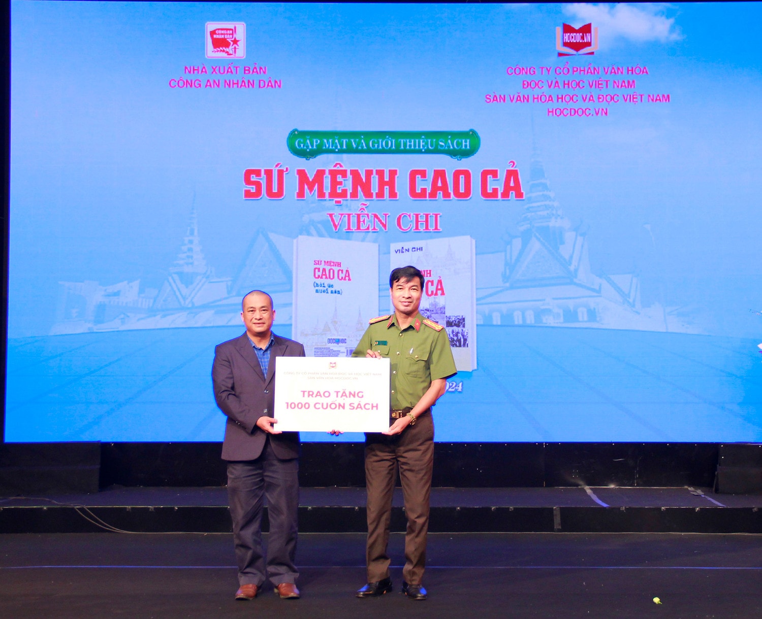 Nhà văn, nhà nghiên cứu Nguyễn Xuân Tuấn đại diện Sàn Văn hóa Học và Đọc trao tặng Bộ Công an 1000 cuốn sách Buổi gặp mặt và giới thiệu cuốn sách