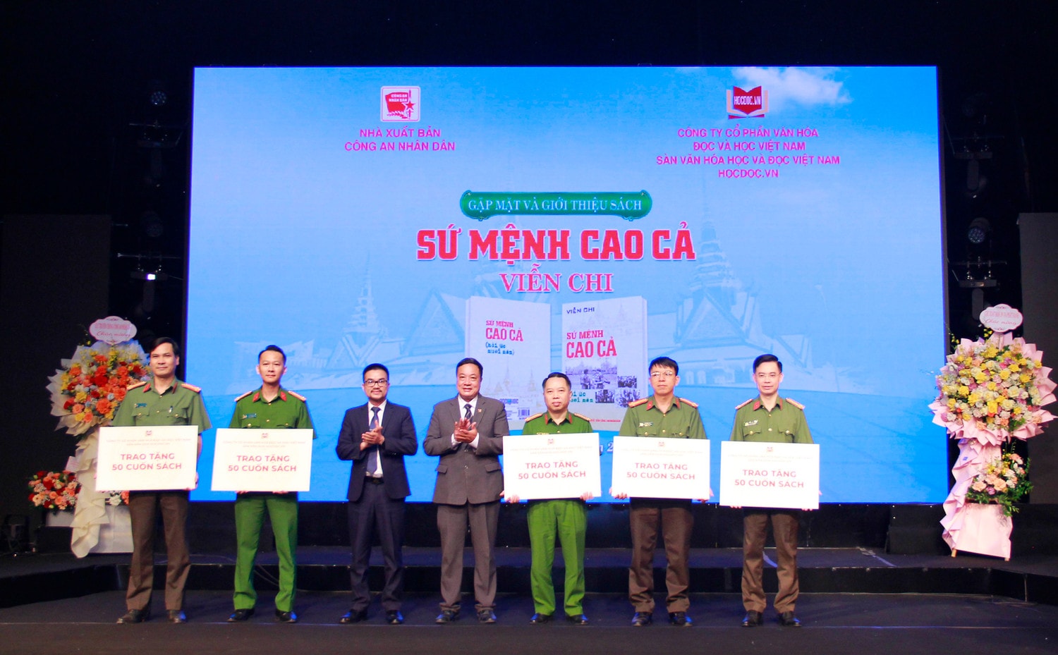 Đại diện Hocdoc.vn tặng sách cho các đơn vị của Bộ Công an Buổi gặp mặt và giới thiệu cuốn sách