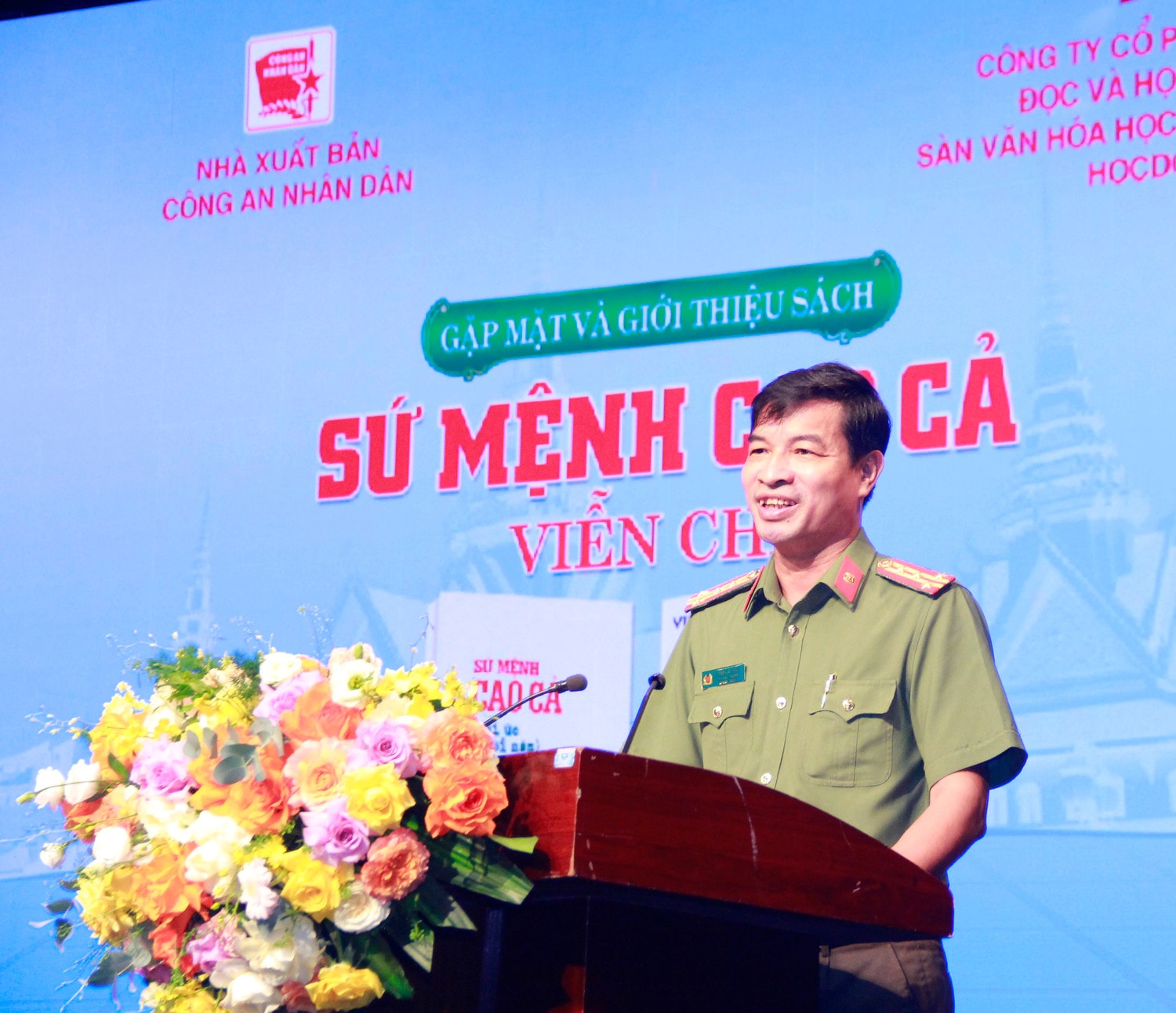 Giám đốc, Tổng biên tập Nhà xuất bản Công an Nhân dân, Đại tá Trần Cao Kiều phát biểu tại buổi ra mắt cuốn sách Buổi gặp mặt và giới thiệu cuốn sách