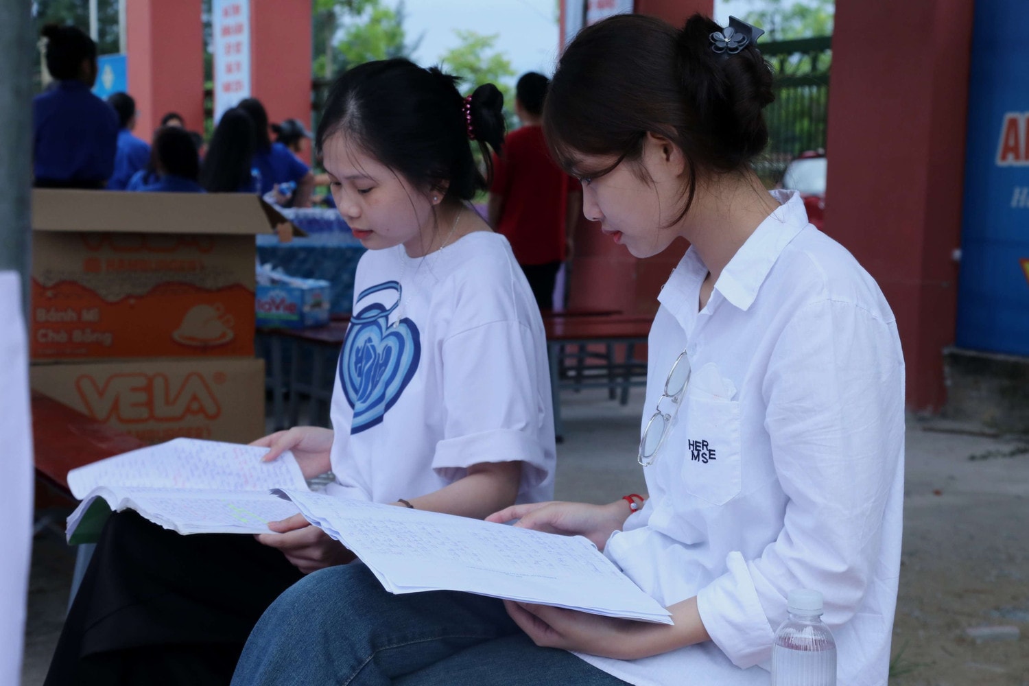 Nhiều thí sinh đến rất sớm, cẩn thận kiểm tra lại giấy tờ, đồng thời tranh thủ ôn lại kiến thức trước khi vào phòng thi Hà Tĩnh: Thí sinh hồi hộp bước vào môn thi đầu tiên -0