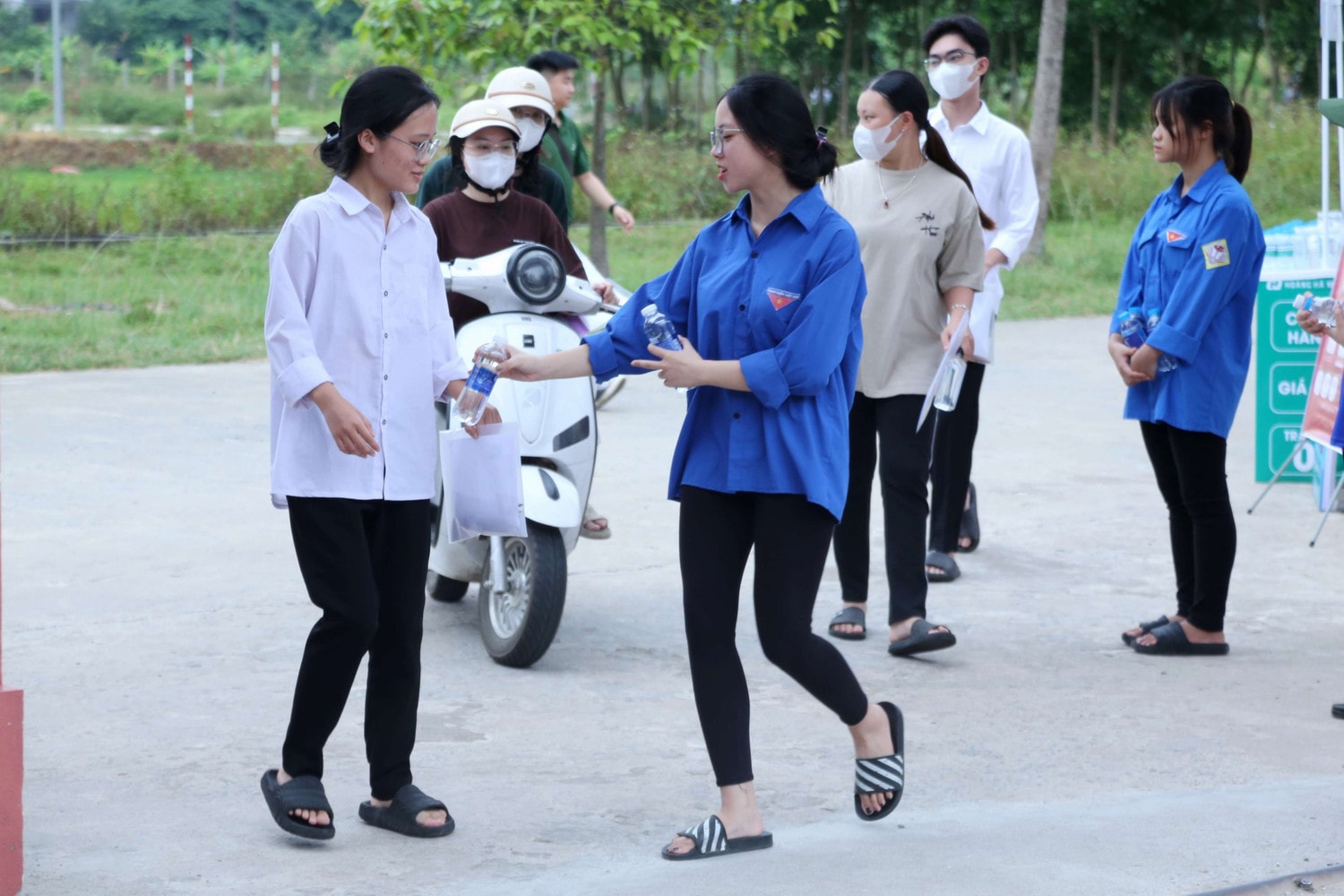 Những tình nguyện viên "tiếp sức", hỗ trợ các thí sinh Hà Tĩnh: Thí sinh hồi hộp bước vào môn thi đầu tiên -1