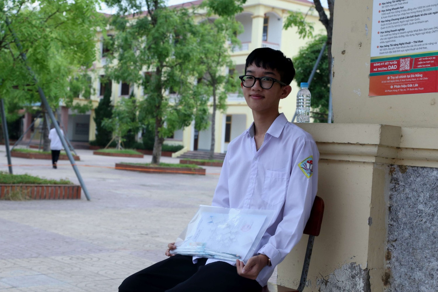 Dù thi để lấy kết quả tốt nghiệp song em Cường vẫn rất lo lắng trong môn thi đầu tiên Hà Tĩnh: Thí sinh hồi hộp bước vào môn thi đầu tiên -0