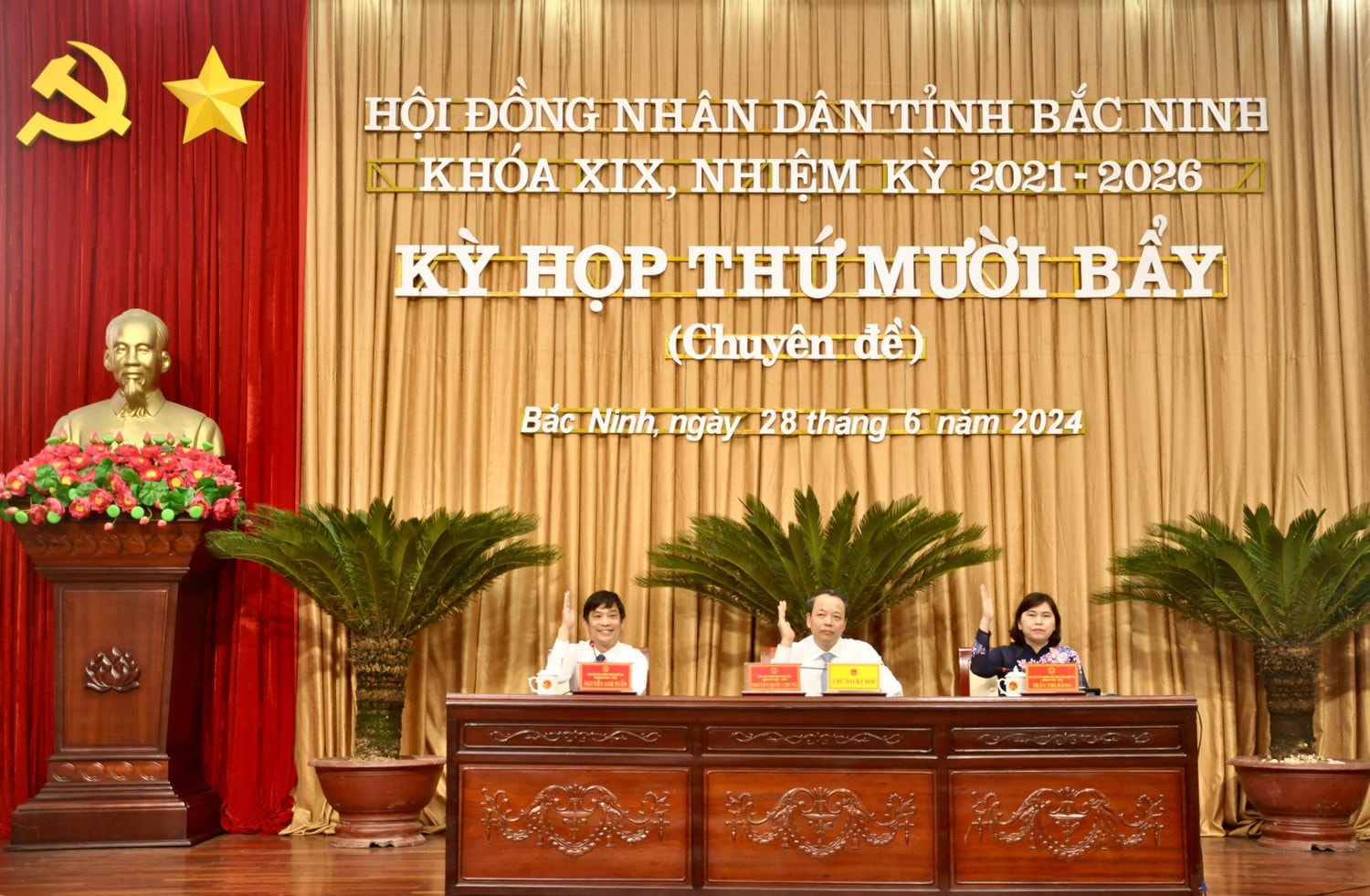Thông qua 10 Nghị quyết quan trọng -0