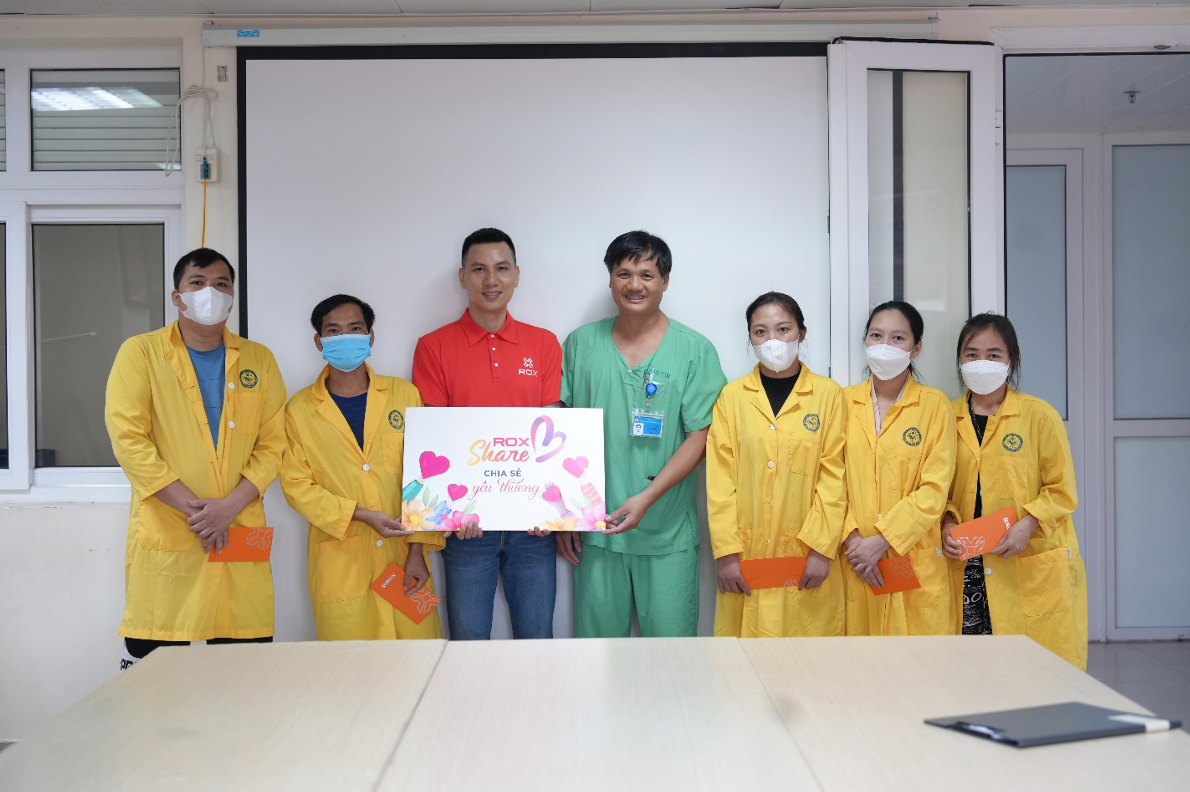 ROX Group chia sẻ yêu thương với bệnh nhân có hoàn cảnh khó khăn -0