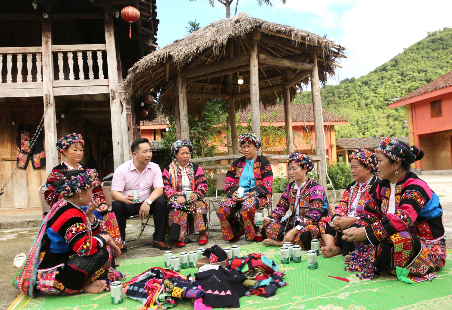 Ảnh bài 2: Phút thư giãn sau buổi họp Tổ Tiết kiệm và vay vốn của cán bộ NHCSXH với đồng bào Lô Lô thôn Sảng Pả A. Ảnh: Đức Kiên