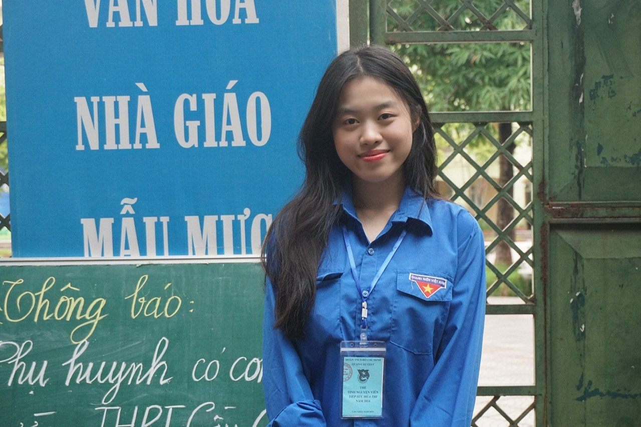 Hà Nội: Nhiều học sinh lớp 10 không ngại nắng mưa tham gia tiếp sức mùa thi -0