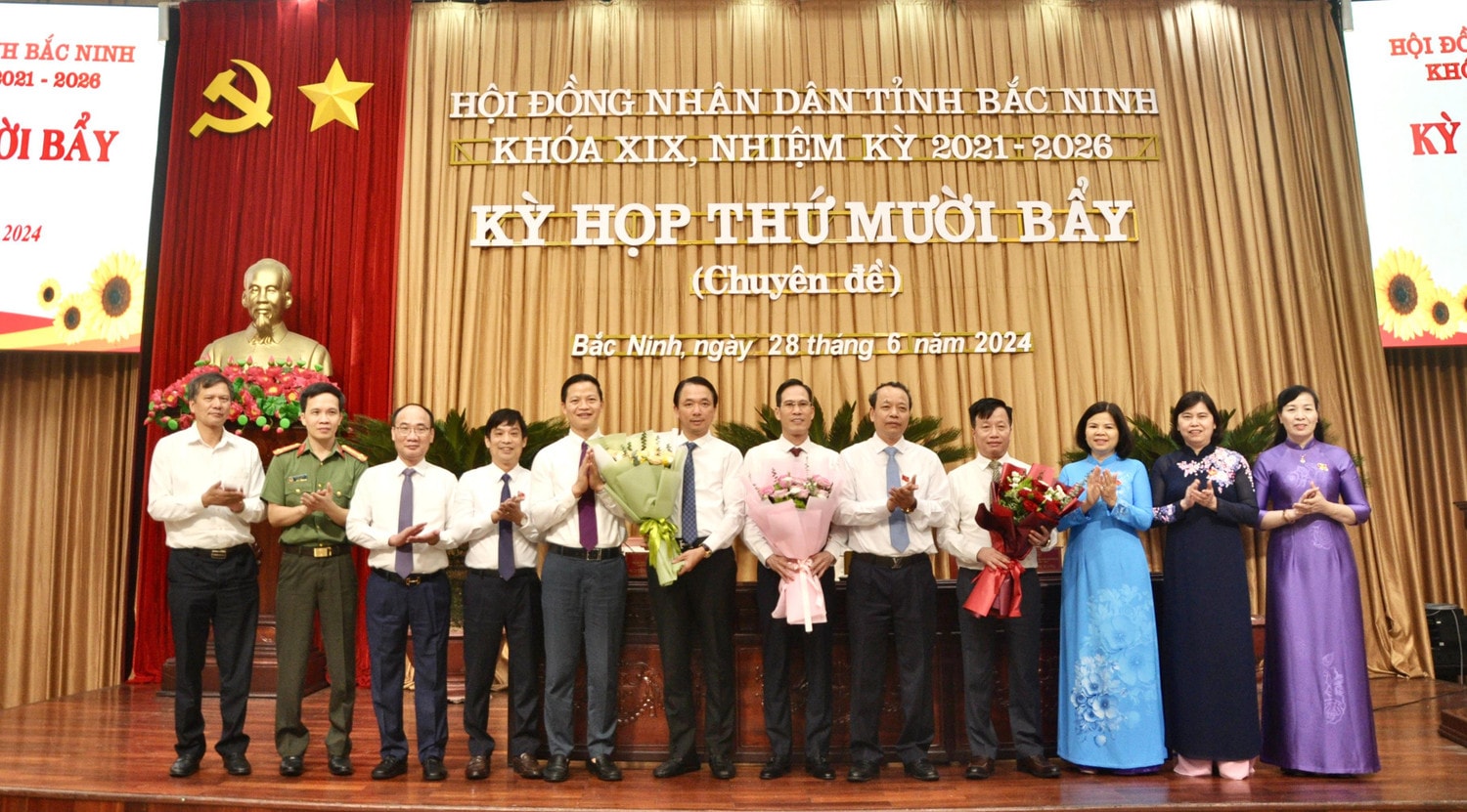 Thông qua 10 Nghị quyết quan trọng -0