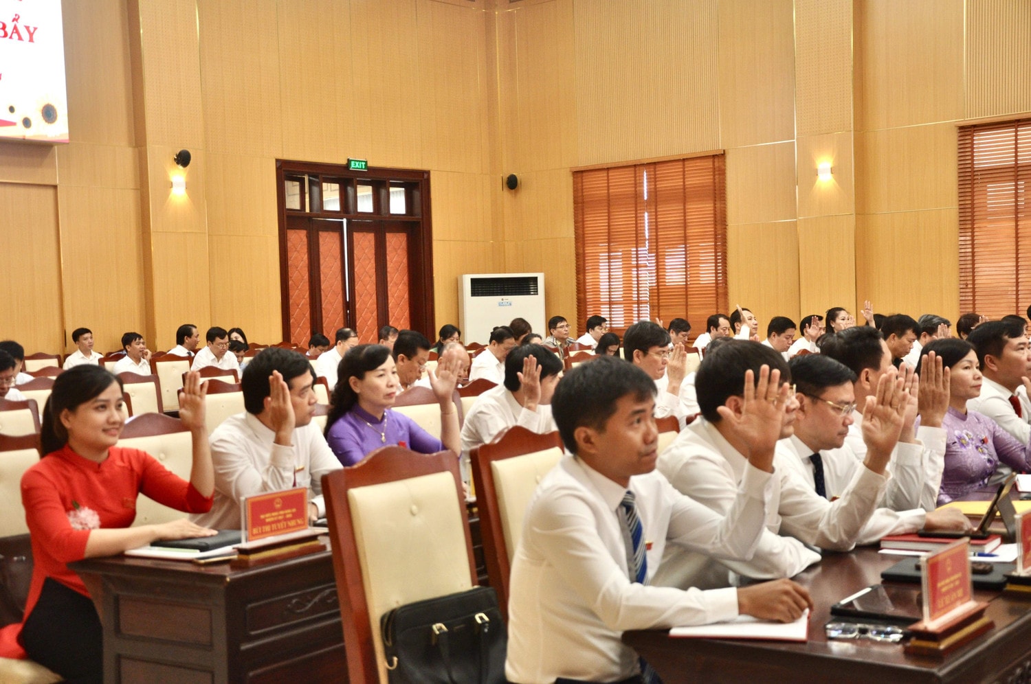Thông qua 10 Nghị quyết quan trọng -0
