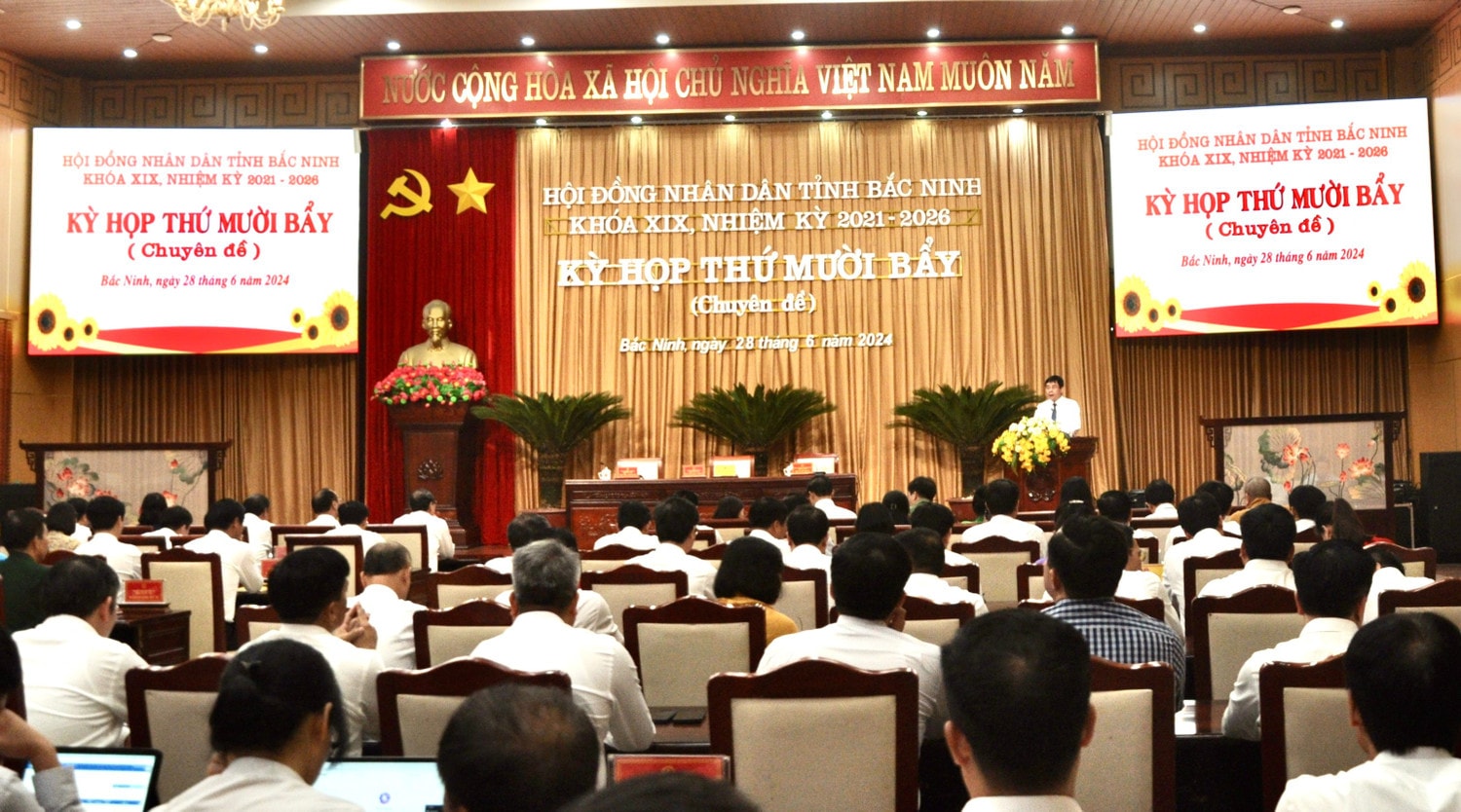 Thông qua 10 Nghị quyết quan trọng -0