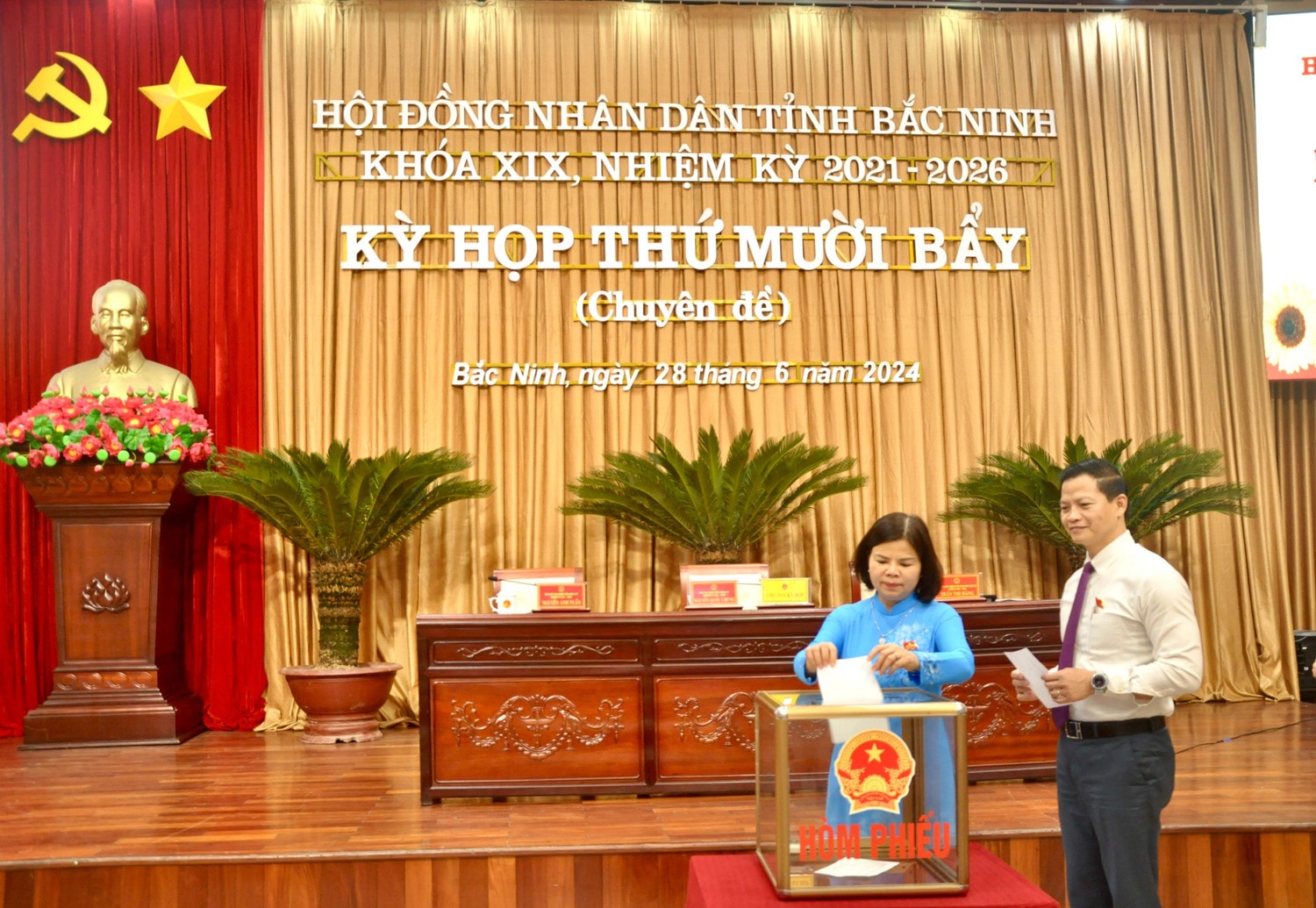 Thông qua 10 Nghị quyết quan trọng -0