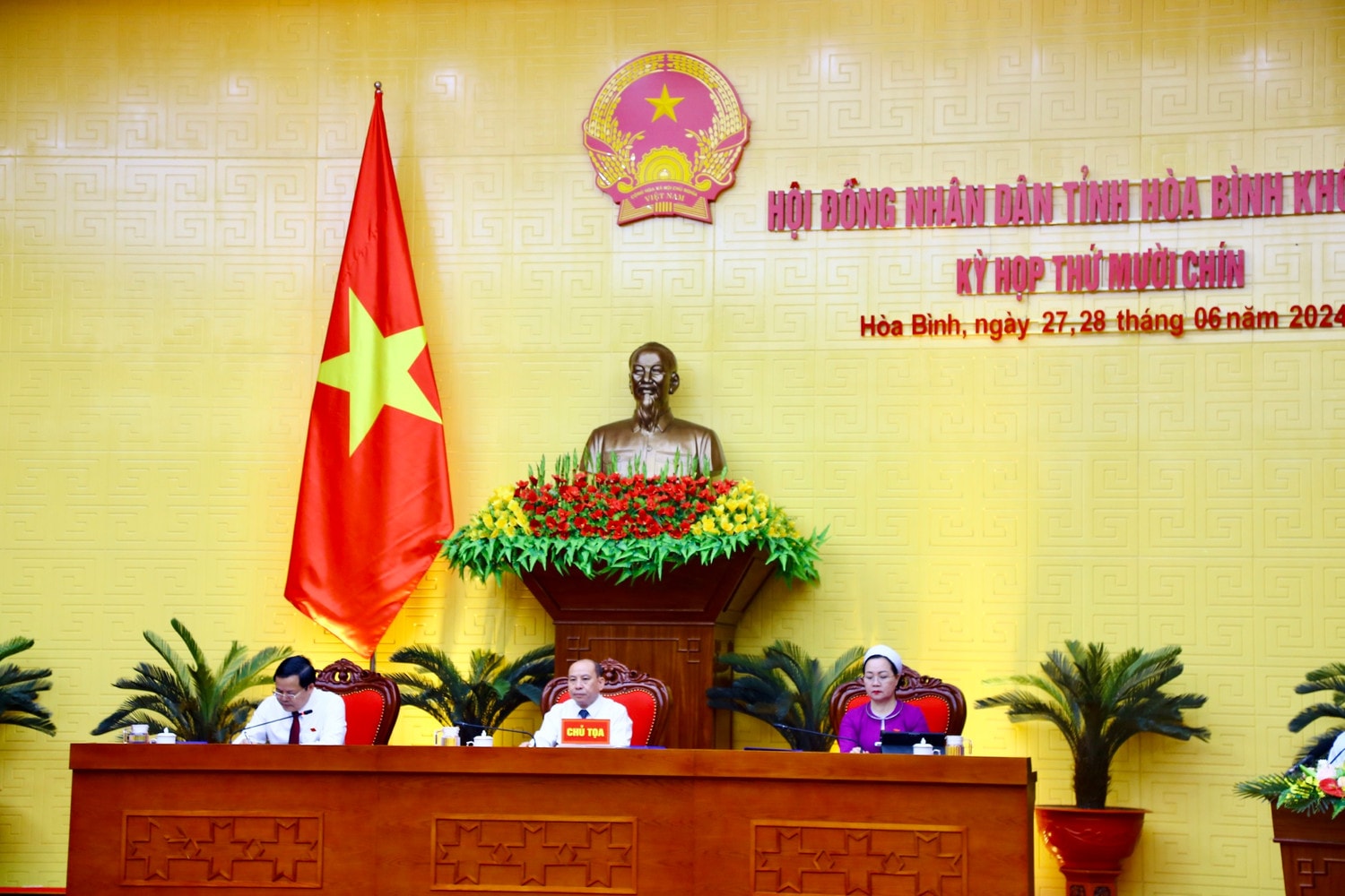 Đoàn Chủ tọa điều hành Kỳ họp thứ 19, HĐND tỉnh Hòa Bình Khóa XVII. Ảnh Hải Dương