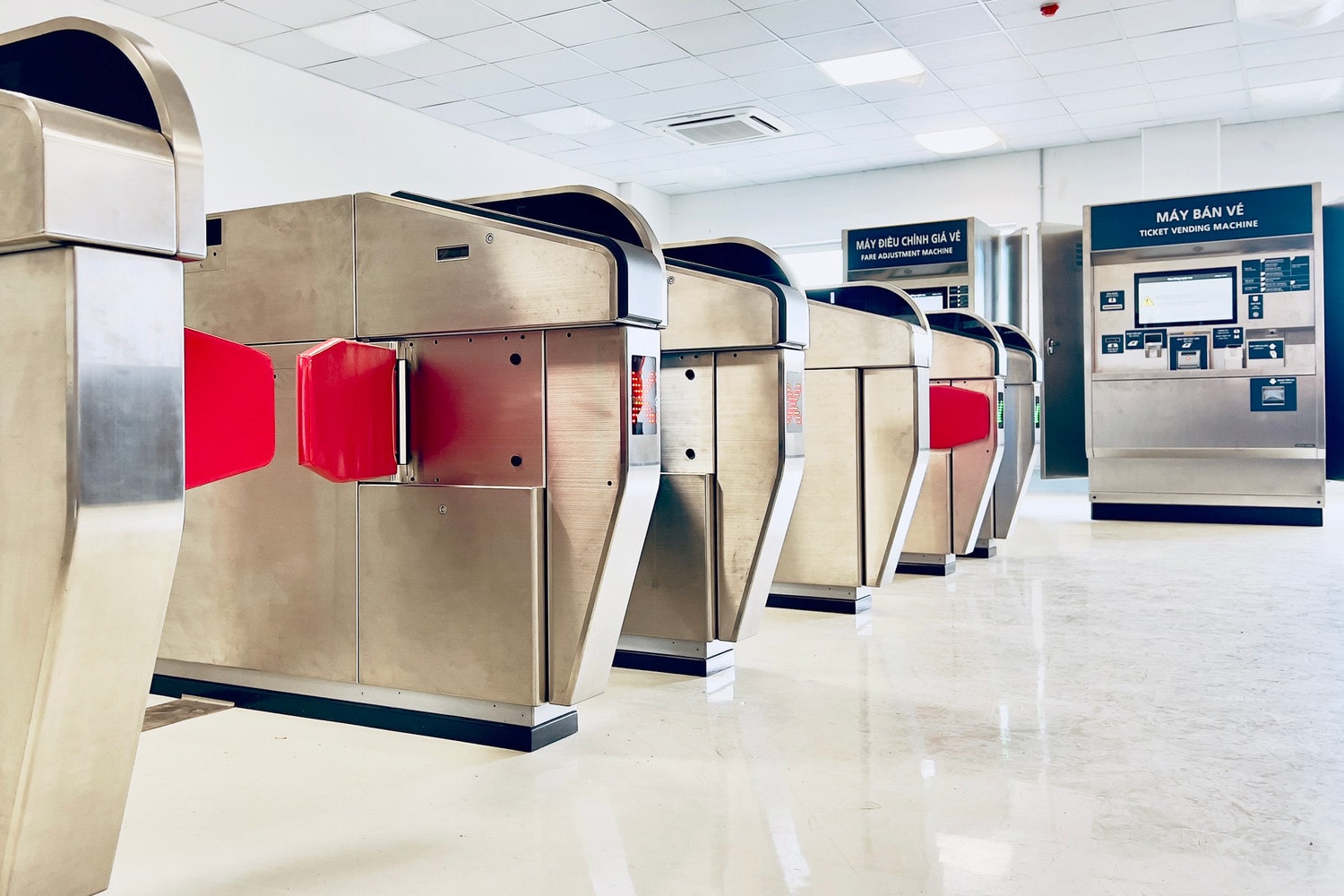 Hệ thống đọc thẻ tự động khi lên tàu Metro số 1