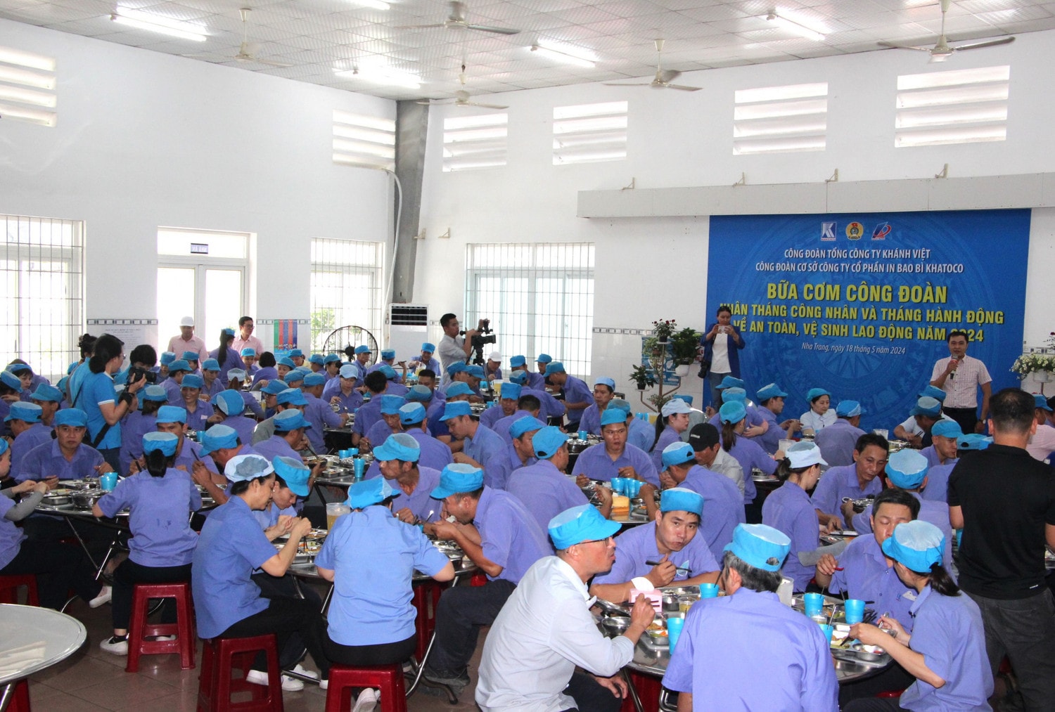  Liên đoàn Lao động tỉnh Khánh Hòa phối hợp với Công đoàn Tổng Công ty Khánh Việt tổ chức “Bữa cơm Công đoàn” cho người lao động. Ảnh: V.G