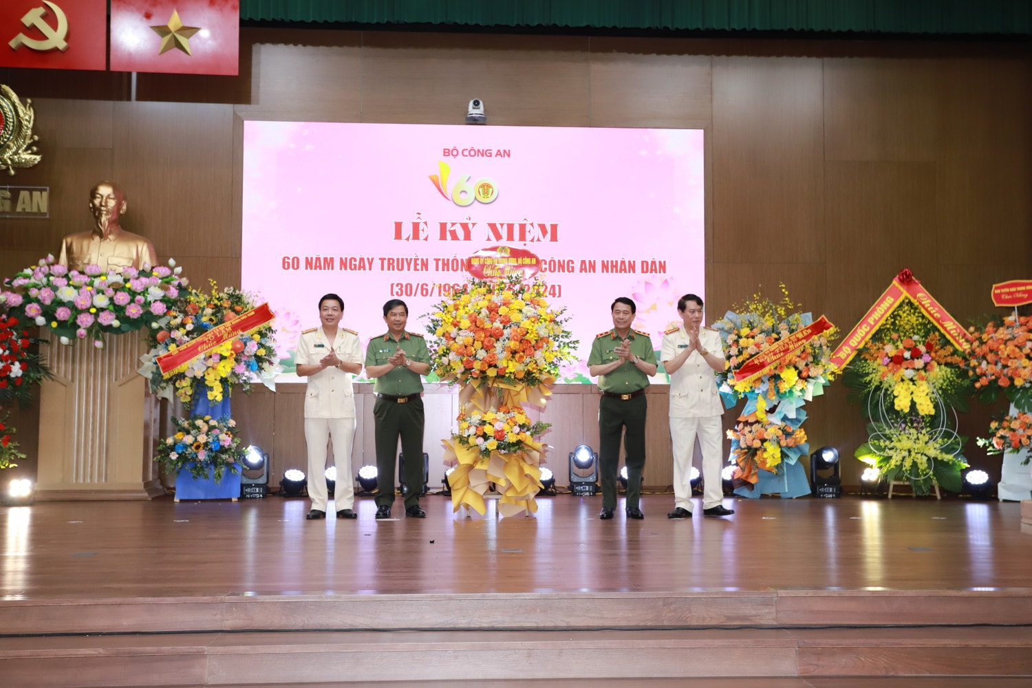 Đảng ủy Công an Trung ương, lãnh đạo Bộ Công an tặng hoa chúc mừng Tạp chí. Đảng ủy Công an Trung ương, lãnh đạo Bộ Công an tặng hoa chúc mừng Tạp chí.