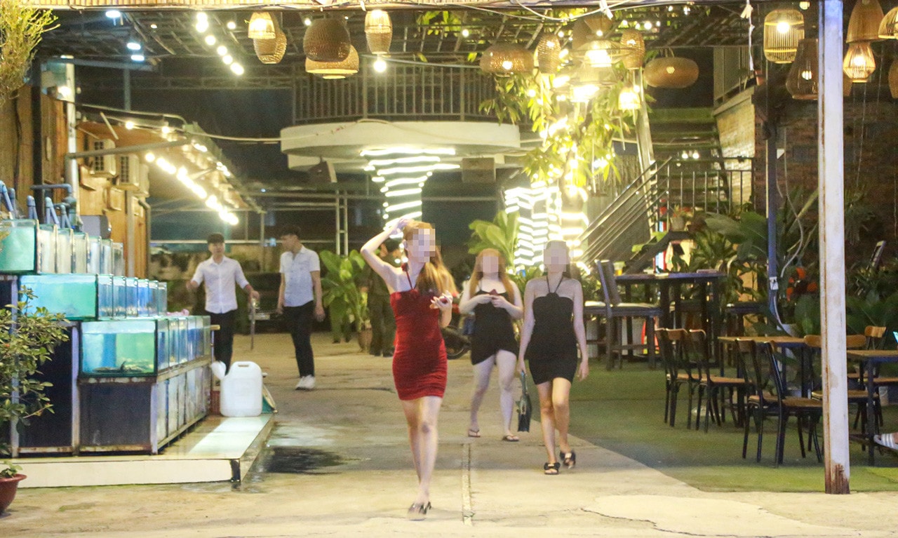 Bình Dương: Công an kiểm tra quán karaoke An Phú Royal 