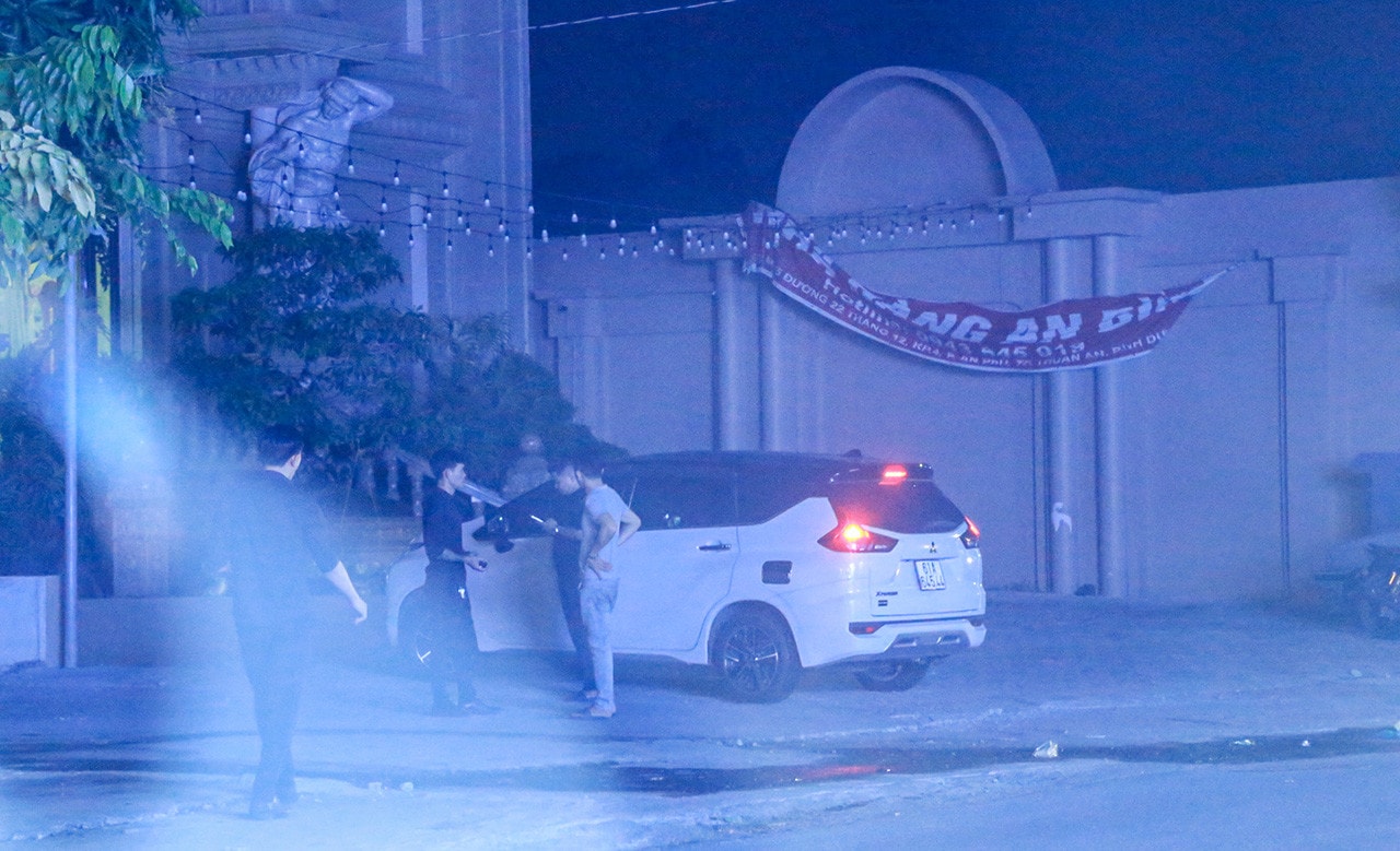 Bình Dương: Công an kiểm tra quán karaoke An Phú Royal 