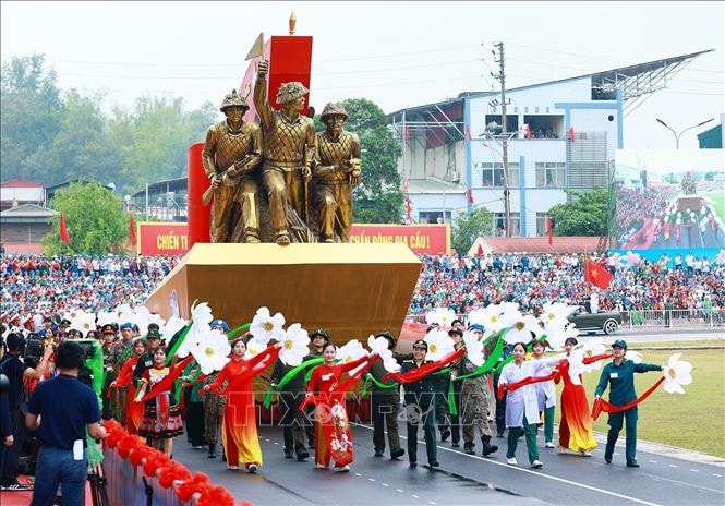 Xe mô hình Chiến thắng Điện Biên Phủ diễu hành tại Lễ kỷ niệm 70 năm Chiến thắng Điện Biên Phủ ngày 7.5.2024