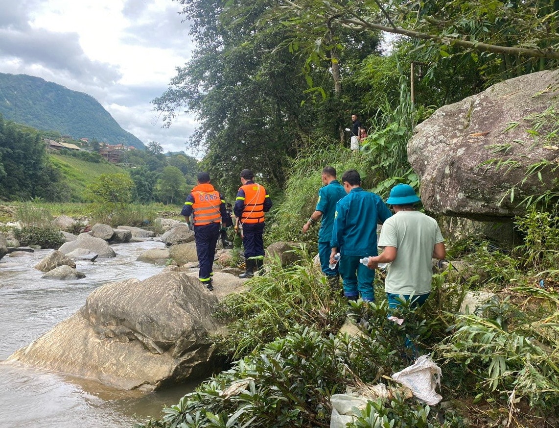 Thị xã Sa Pa: Huy động 150 người tìm kiếm 2 cháu bé bị mất tích khi đi bắt cá -0