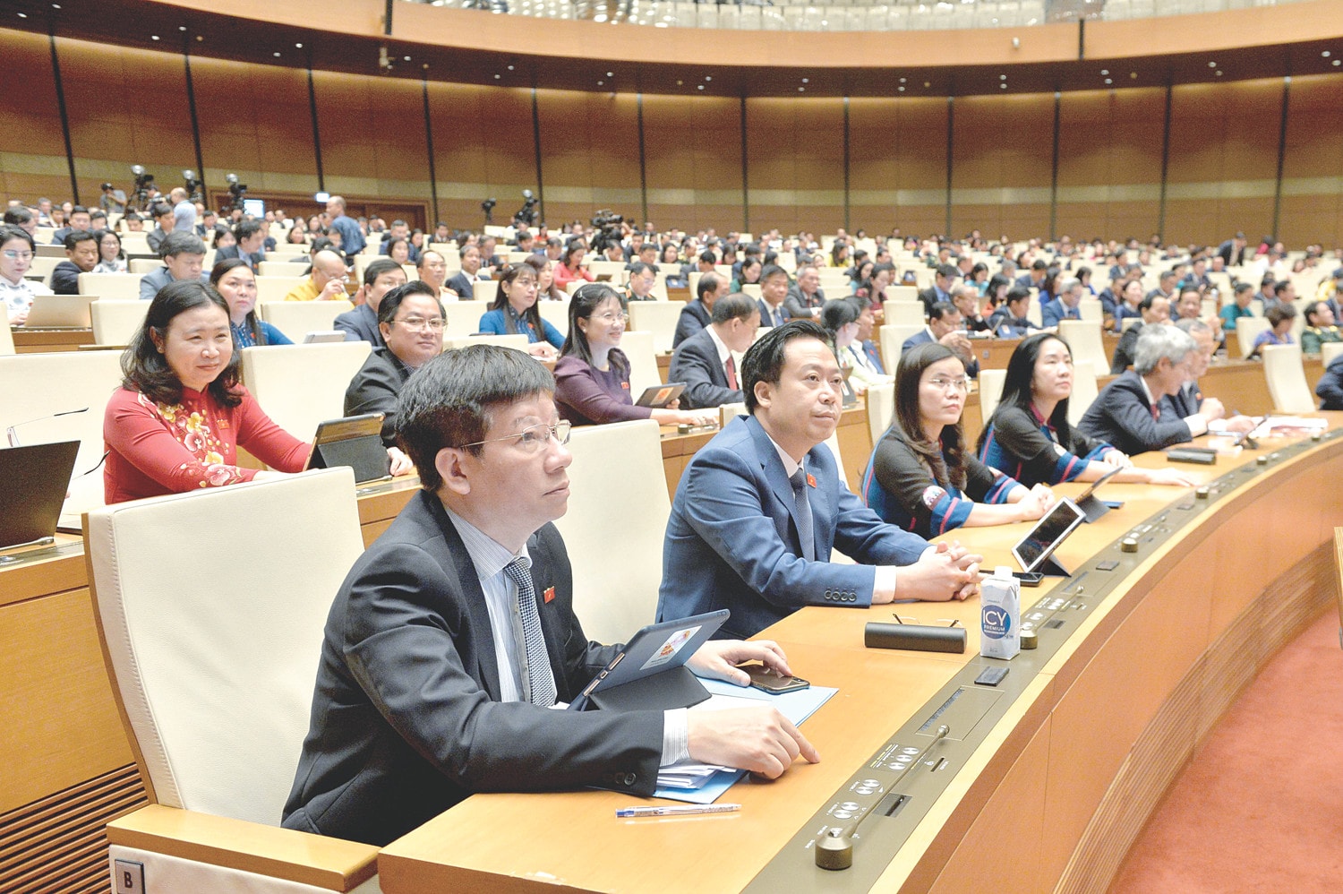 Đại biểu Quốc hội biểu quyết thông qua Nghị quyết Kỳ họp thứ Bảy, Quốc hội Khóa XV Ảnh: Hồ Long