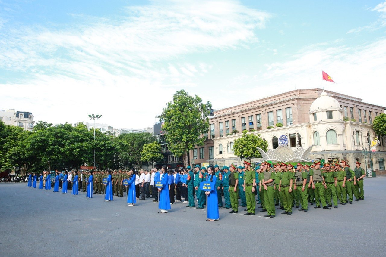 Công an thành phố Hà Nội đồng loạt tổ chức lễ ra mắt lực lượng tham gia bảo vệ an ninh trật tự ở cơ sở -0