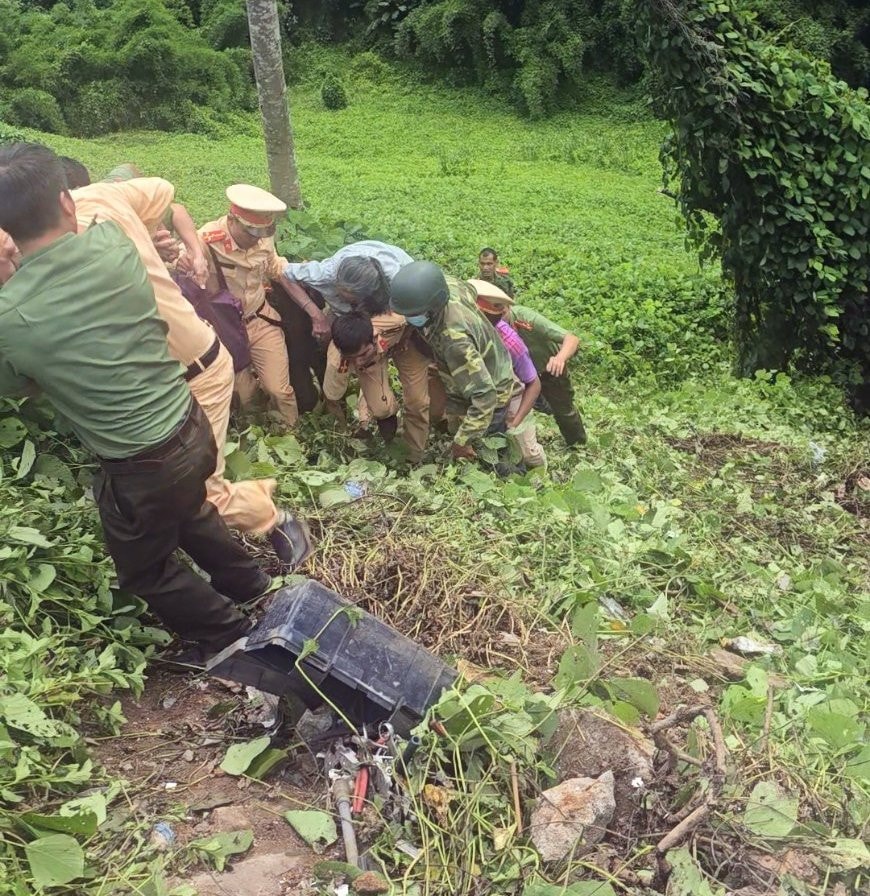 Đắk Nông: Xe khách chở gần 50 khách du lịch lao xuống vực, 4 người bị thương -0