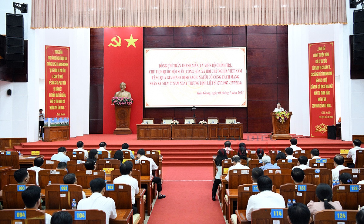 Chủ tịch Quốc hội Trần Thanh Mẫn trao quà tặng người có công với cách mạng tỉnh Hậu Giang -3