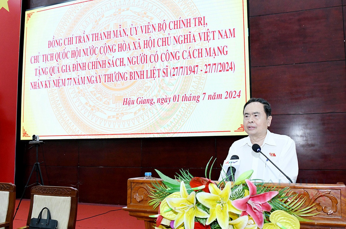 Chủ tịch Quốc hội Trần Thanh Mẫn trao quà tặng người có công với cách mạng tỉnh Hậu Giang -1