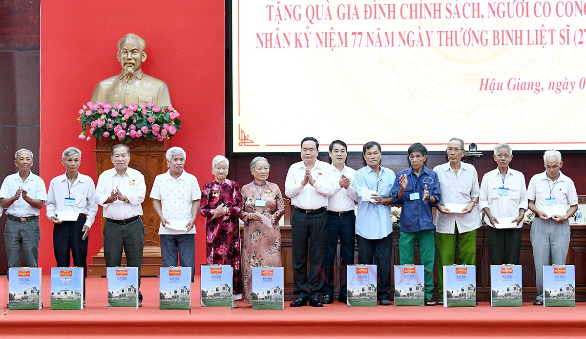 Chủ tịch Quốc hội Trần Thanh Mẫn trao quà tặng người có công với cách mạng tỉnh Hậu Giang -0