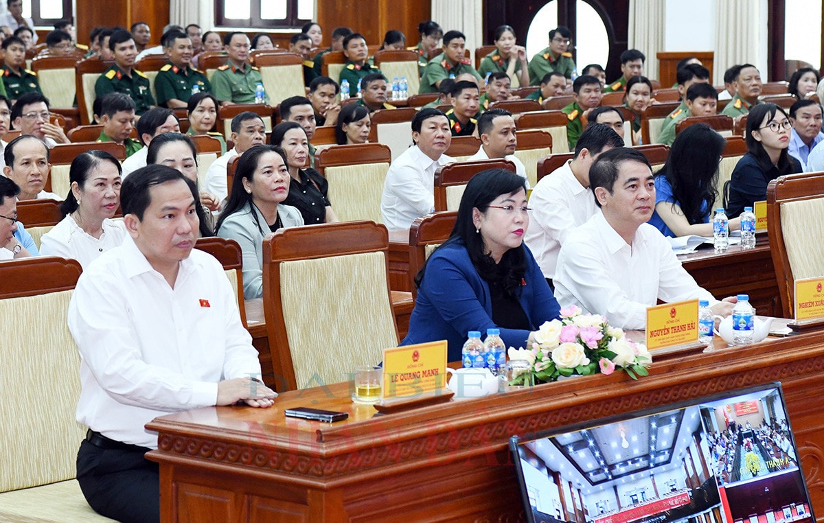 Chủ tịch Quốc hội Trần Thanh Mẫn trao quà tặng người có công với cách mạng tỉnh Hậu Giang -2