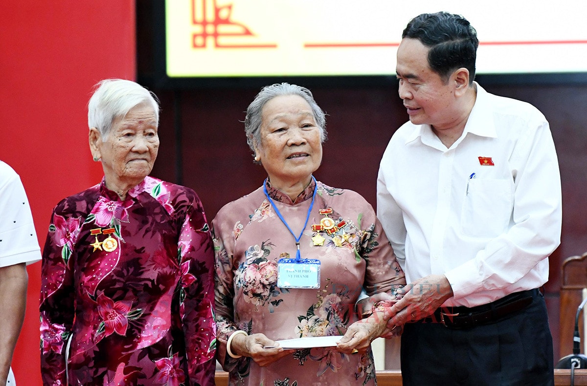 Chủ tịch Quốc hội Trần Thanh Mẫn trao quà tặng người có công với cách mạng tỉnh Hậu Giang -0