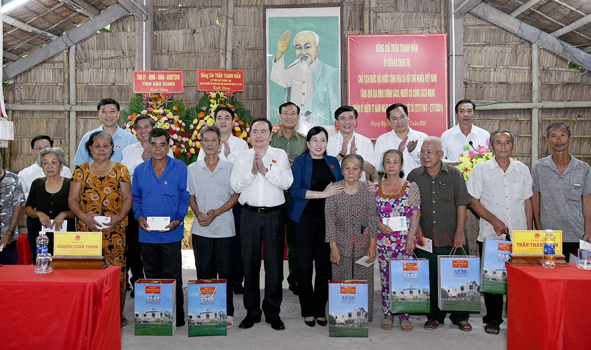 Chủ tịch Quốc hội Trần Thanh Mẫn thăm các “địa chỉ đỏ” cách mạng tỉnh Hậu Giang -3