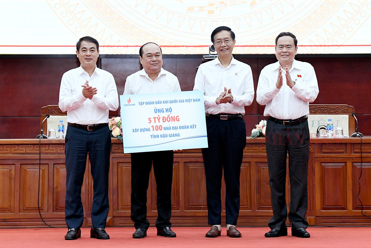 Chủ tịch Quốc hội Trần Thanh Mẫn trao quà tặng người có công với cách mạng tỉnh Hậu Giang -0