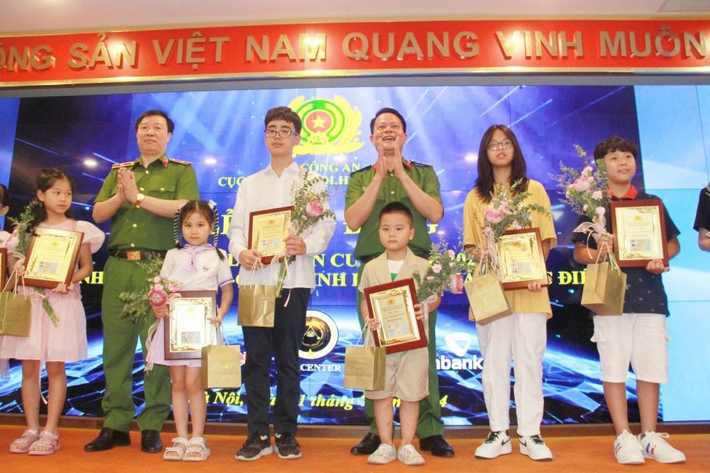 Bộ Công an trao thẻ Căn cước cho 10 công dân đầu tiên 