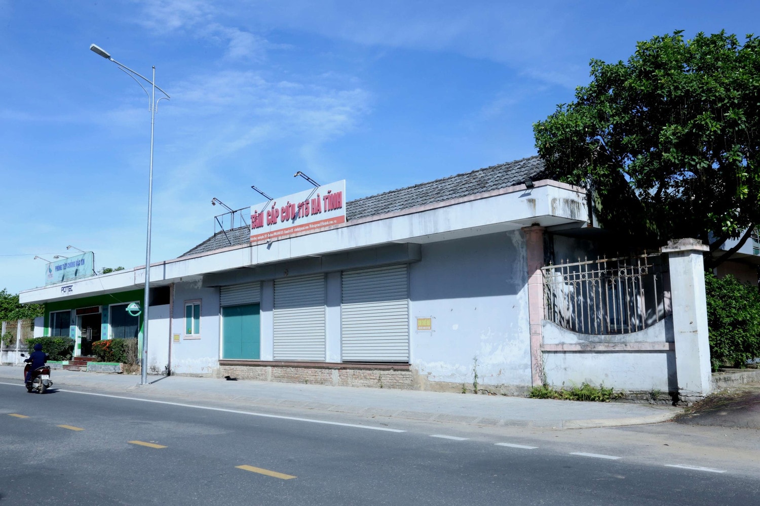 Dự án chỉ thực hiện các hạng mục nhỏ gồm 2 dãy nhà cấp 4 như thế này Dự án bệnh viện hơn 227 tỷ đồng thành bãi tập kết rác sau 14 năm khởi công -0