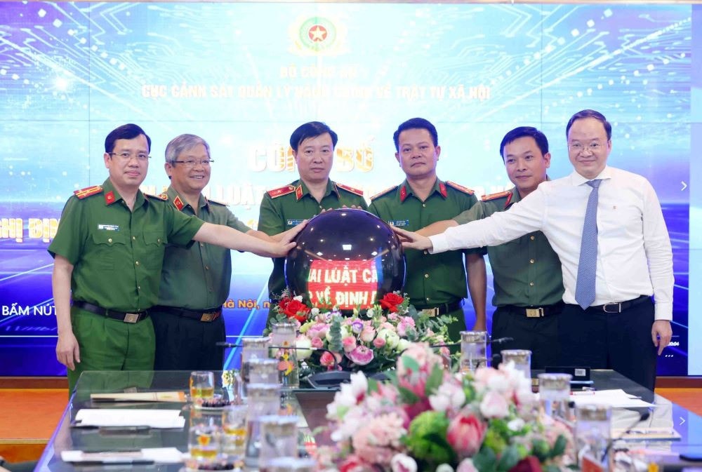 Bộ Công an trao thẻ Căn cước cho 10 công dân đầu tiên 