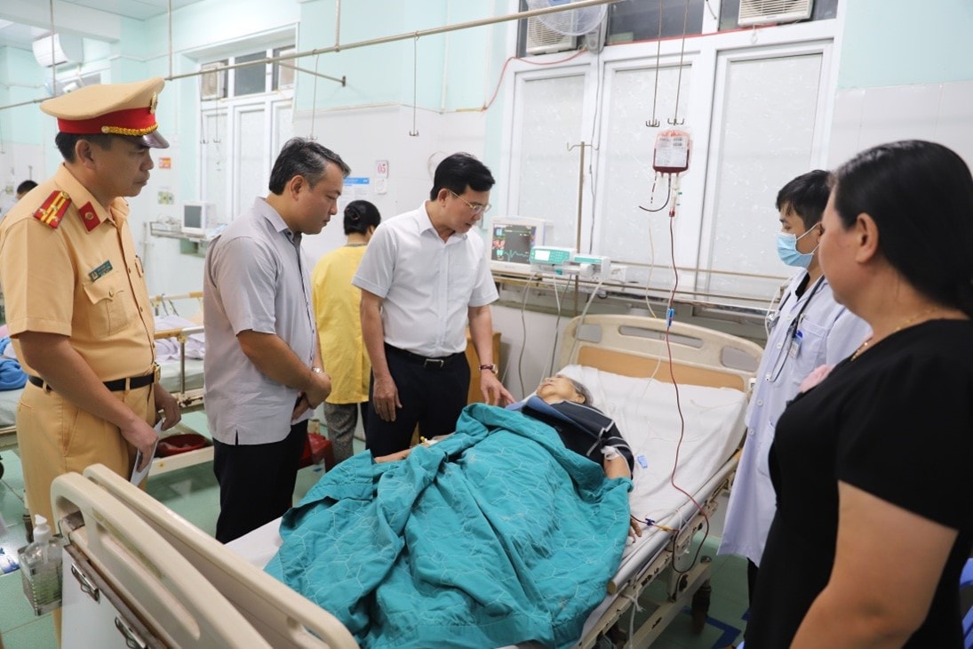 Đắk Nông: Chủ tịch UBND Hồ Văn Mười thăm hỏi nạn nhân sau tai nạn giao thông ở đèo Cùi Chỏ -0