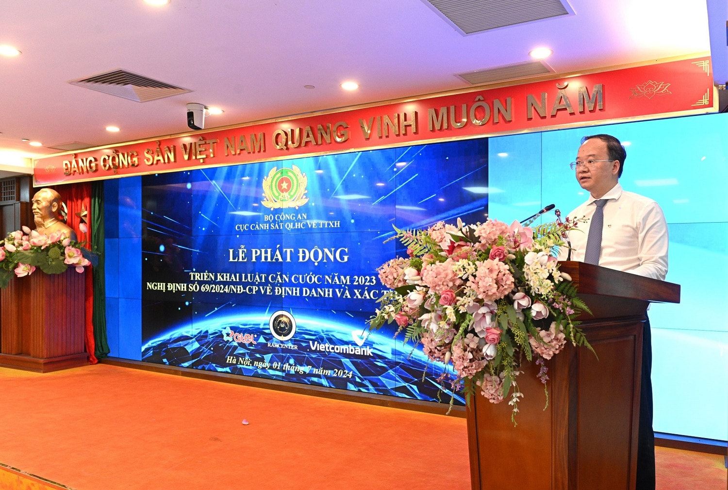 Phó Tổng Giám đốc Vietcombank Lê Quang Vinh phát biểu tại buổi lễ. Ảnh: VCB Vietcombank là ngân hàng đầu tiên khai thác Dịch vụ xác thực điện tử của Bộ Công an -0