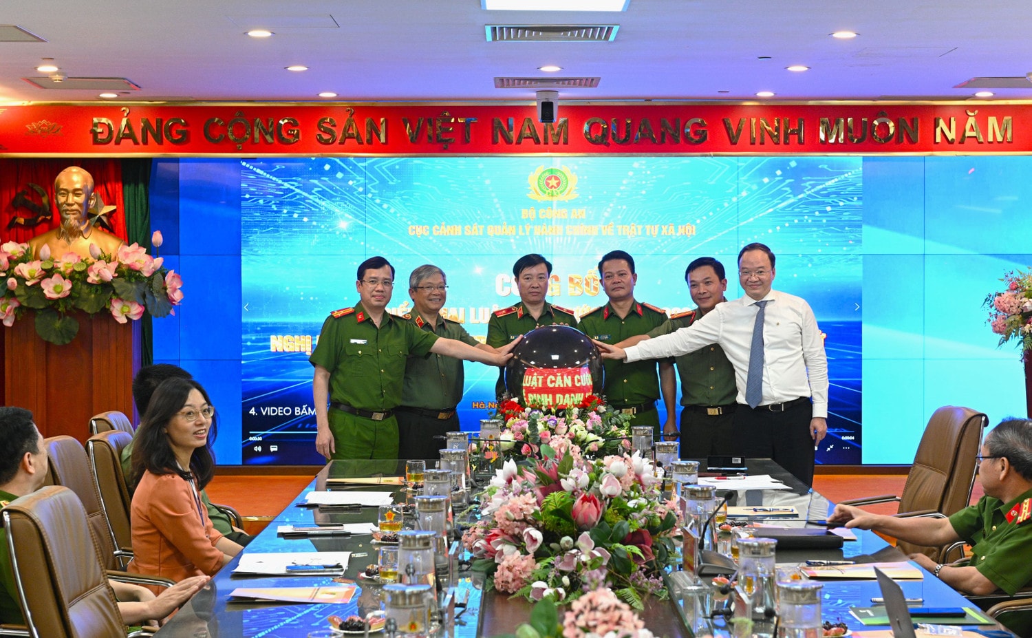 Lễ phát động triển khai Luật Căn cước năm 2023 và Nghị định số 69/2024/NĐ-CP về Định danh và xác thực điện tử. Ảnh: VCB Vietcombank là ngân hàng đầu tiên khai thác Dịch vụ xác thực điện tử của Bộ Công an -0