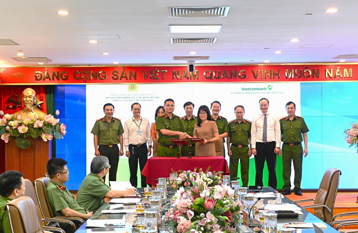 Giám đốc Khối Bán lẻ Vietcombank Đoàn Hồng Nhung và Giám đốc Trung tâm Nghiên cứu, ứng dụng dữ liệu dân cư và căn cước công dân (RAR) Thiếu tá Trần Duy Hiển đại diện hai bên ký kết “Dịch vụ xác thực điện tử”. Ảnh: VCB Vietcombank là ngân hàng đầu tiên khai thác Dịch vụ xác thực điện tử của Bộ Công an -0