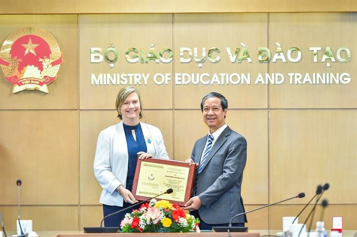 Trao Kỷ niệm chương “Vì sự nghiệp Giáo dục” cho Trưởng Đại diện UNICEF tại Việt Nam -0
