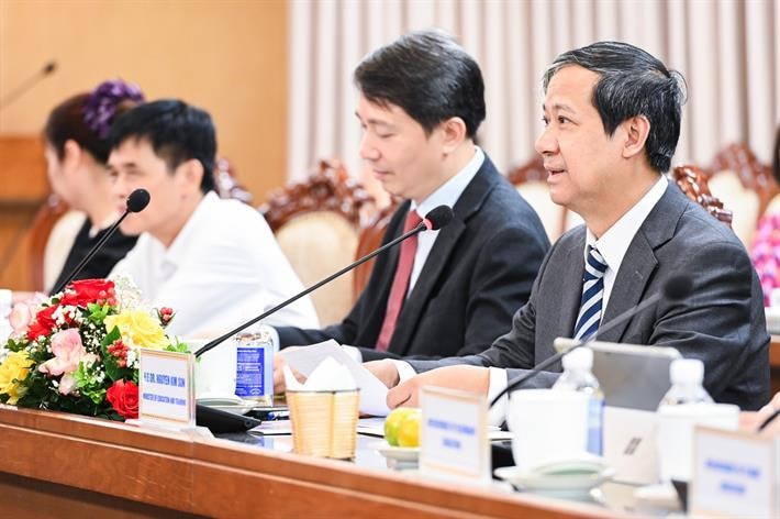 Trao Kỷ niệm chương “Vì sự nghiệp Giáo dục” cho Trưởng Đại diện UNICEF tại Việt Nam -0