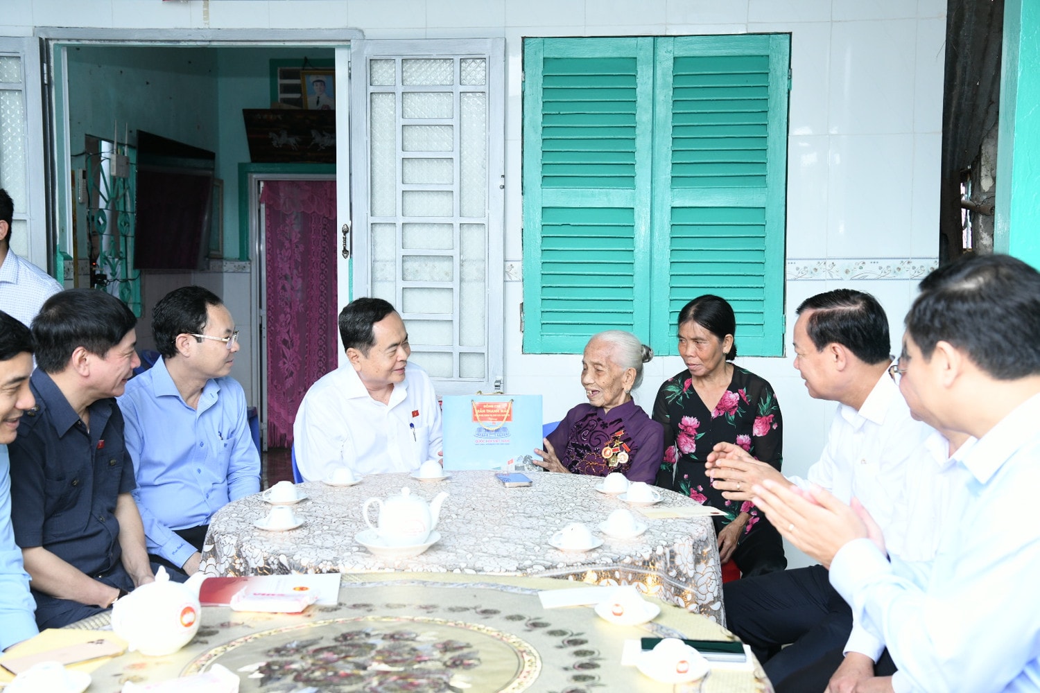 Chủ tịch Quốc hội Trần Thanh Mẫn thăm, tặng quà tri ân người có công thành phố Cần Thơ -0