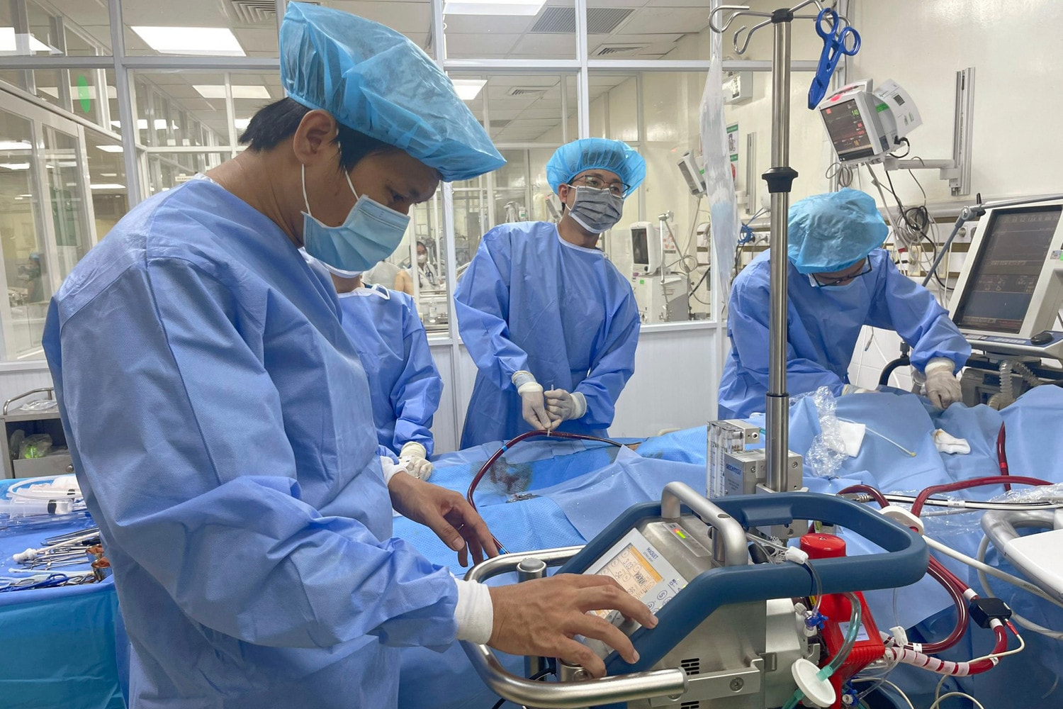 Bệnh viện Quân y 175 phối hợp với Bệnh viện Thẩm mỹ Sao Hàn kịp thời cứu chữa bệnh nhân gặp sự cố y khoa với tỉ lệ rất hiếm gặp. Ảnh: V.A.
