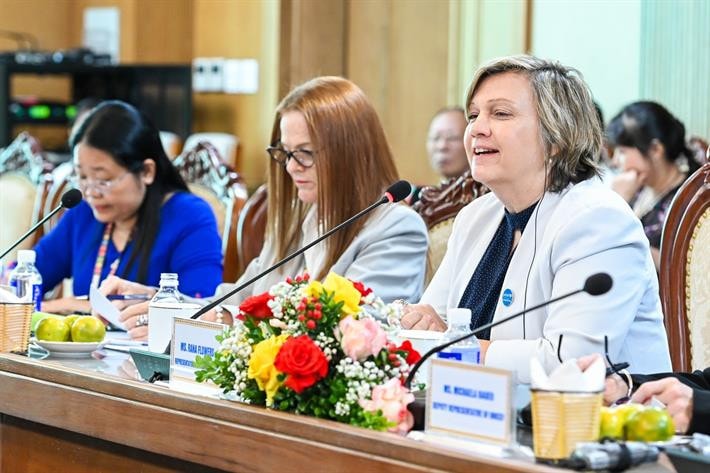 Trao Kỷ niệm chương “Vì sự nghiệp Giáo dục” cho Trưởng Đại diện UNICEF tại Việt Nam -0